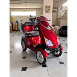 Scooter a quattro ruote